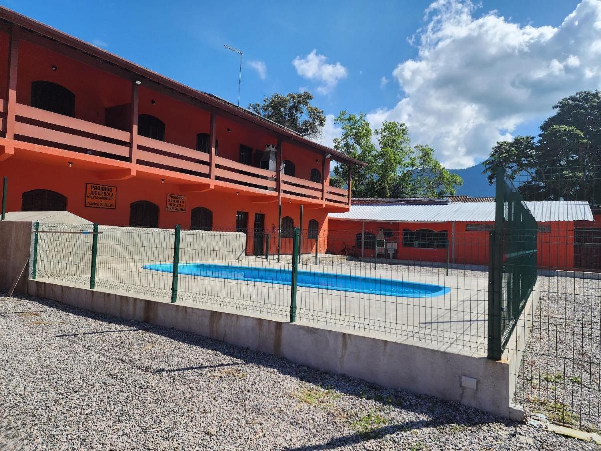 Maranduba Beachside Kitnet: Poolside Retreat with AC & Wi-Fi Ubatuba Exterior photo